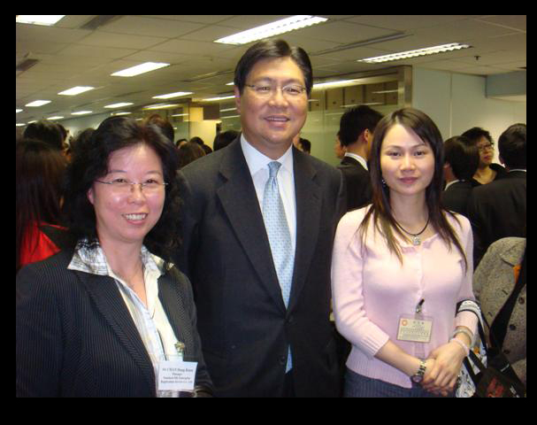 香港商務及經濟發展局局長馬時亨太平紳士親切接見本公司代表並合影留念